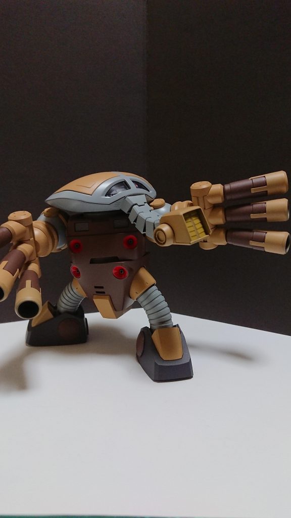 両腕の砲身、足、腕、顔の色を変更しております。