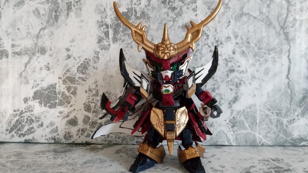 SDW ヒーローズ第7話本能寺の変が起き、燃え盛る炎の中、司馬懿ディスティニーが現れ、ダークマスクを渡されましたがここに現れたのが超SD戦国伝 武神綺羅鋼編に登場する邪麗の魂だったら…というif設定その邪麗の仮面を付け、闇元帥のチカラを得た姿がこの信長ガンダムエピオン イーヴィルver.です。(イーヴィル=邪悪の意)もっとも、邪麗は信長を乗っ取り、再び闇元帥として復活つもりでしたが、信長の強き意志には敵わず、逆にチカラを奪われてしまう。