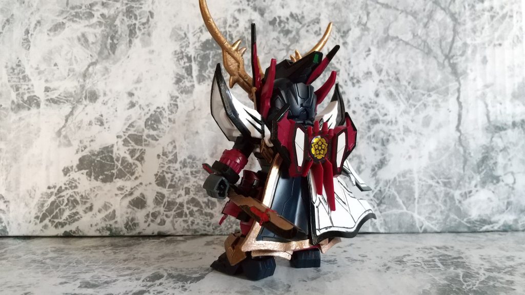 全体的に可動範囲を広げる改造を施し頭部は髪パーツは不採用でスッキリさせ、両肩を入れ替え 家紋が入ったパーツは不採用。さらに左肩のシールドのようなパーツも不採用。手首パーツを自作 武器の柄が当たらない事で いろいろな武器を持たせられます左側の黒マントはジョイント部を短縮させ左側の裏側にも脱着できるようにして幅を広げました右側の白マントは ここだけ別の方法で塗装・すみ入れを施し墨絵の様に足はアンクルガードの刺々しさを無くし腰横のパーツが当たらないようにカット。腰前パーツも一部不採用にしてジョイント部を短縮。