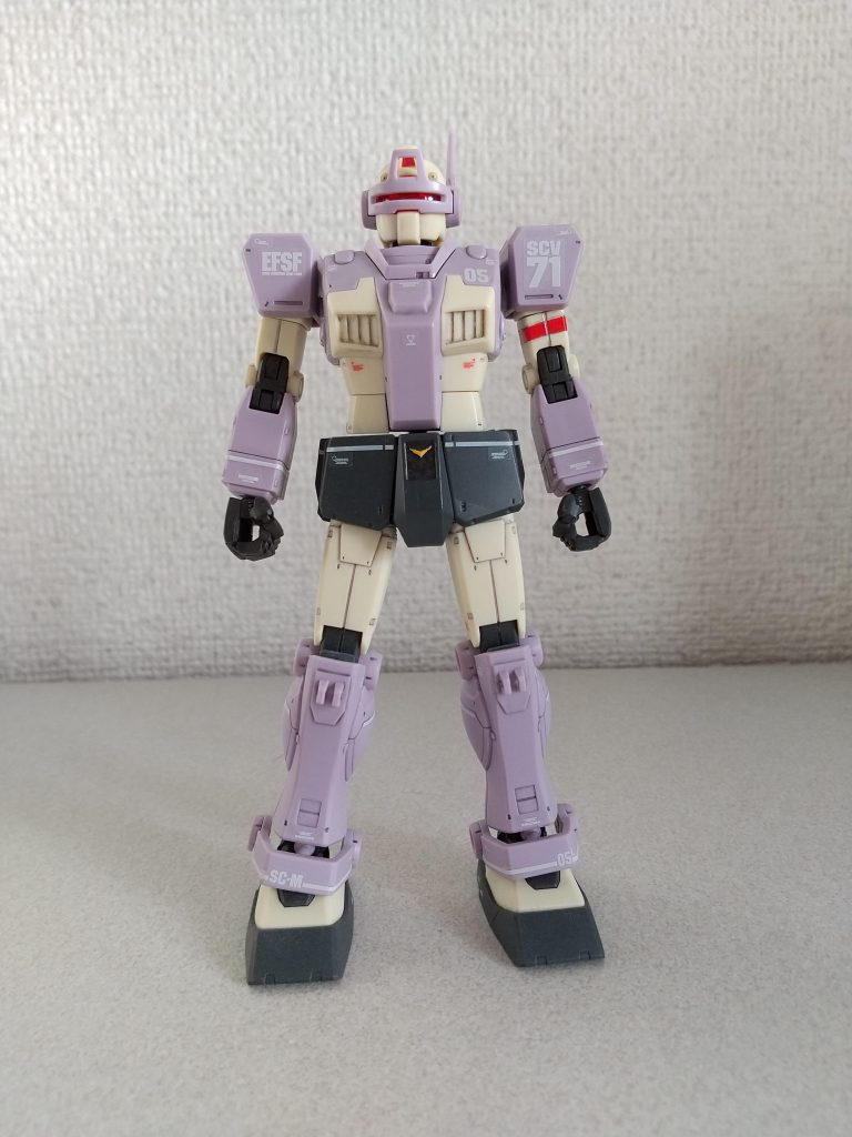 まずは正面なかなか独特な色合いですね、初めは「変な色」と思っていましたが、完成して他のジム系と並べるとこれはこれで格好いい…その様子は後程個人的には左腕の赤いろの腕章(？)が気に入ってます！