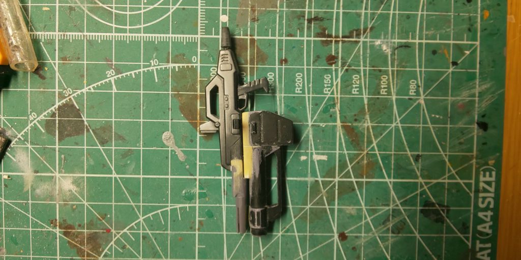 ビームライフルに取りついてるバズーカはマークIIのハイパーバズーカを切ったり貼ったりして製作。やはり形が同じようなものだと作りやすいですね。