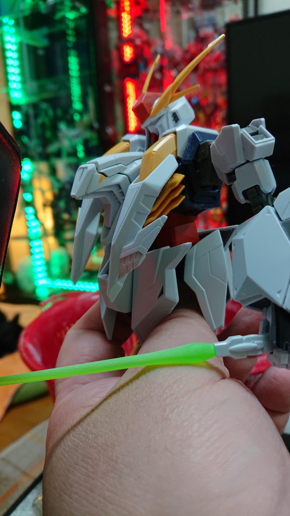 胸のV字アンテナは却下。