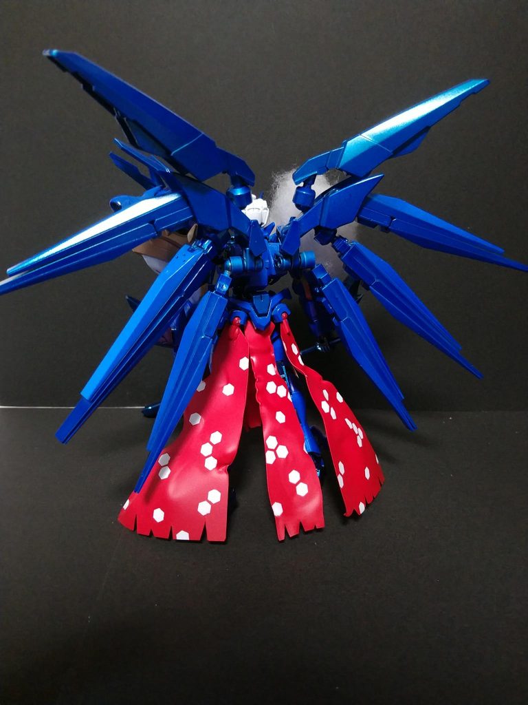 後ろ今回のこだわりポイントである腰布の模様は頑張りました。公式絵で見えない範囲は適当にやりましたがまぁ・・・背中の氷柱を一色で塗るか迷ったんですが流石に微妙そうなんで使用してるフィンファンネルの白と青部分でそれぞれ違う青にしたんですがわかりますかね・・・?