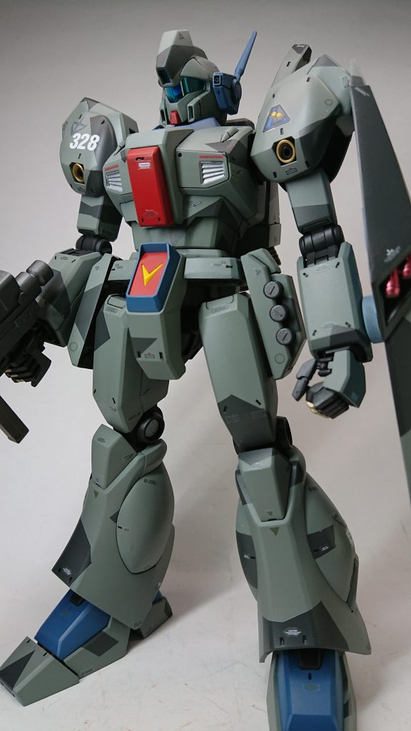 マスキングテープを適当に貼り付けてスプリッター迷彩にしました。