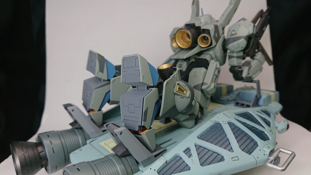 背面から。ジェガンを載せるのに難儀しました😿