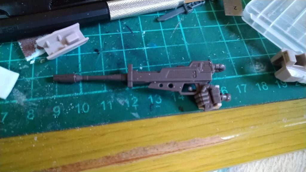 ガルバルディβのビームライフルですが…後ろの部分がかなり干渉してしまうので泣く泣く切りました…