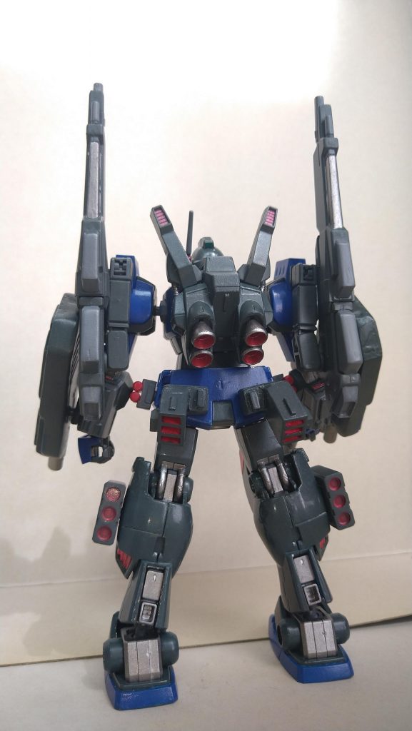 腰部には追加スラスターとハンドグレネードを…脚部にはザクバズーカのマガジンをミサイルに見立ててます肩には大型ライフルを装備出来るようにしました