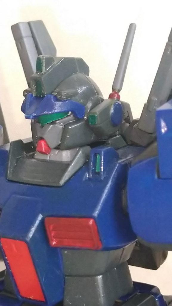 通信能力が乏しそうだったので頭部にアンテナを接着　クリアパーツが曇るのが嫌だったのでメタリックグリーン等で塗装