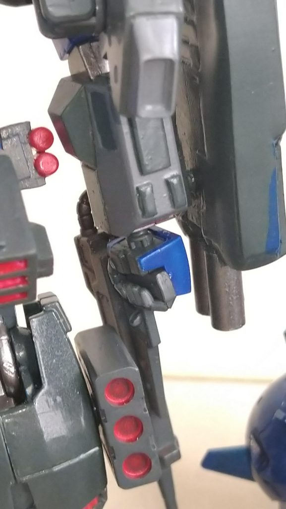 腕部裏のシールド装備するための穴が気に食わなかったのでプラ板を貼り付けてディテールを追加