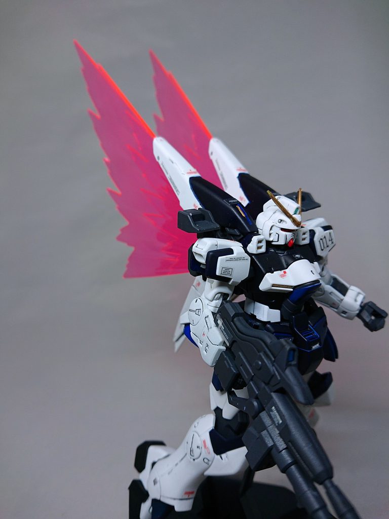 カラーレシピです本体白:Mr.カラースプレー・ホワイト本体濃青:タミヤカラースプレー・ダークブルー本体青:タミヤカラースプレー・ダークブルー⇒Mr.カラースプレー・コバルトブルー本体黒:Mr.カラースプレー・セミグロスブラック本体赤:Mr.カラースプレー・モンザレッド本体金:Mr.カラースプレー・ゴールドフレーム:ガンダムカラースプレー・MSファントムグレースミ入れはタミヤの市販のスミ入れ塗料(グレー、ブラック)です。