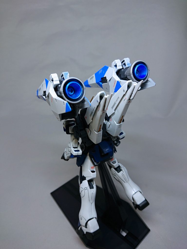 ブースターのバーニアは本来一つだったのですが、大きすぎて寂しかったので小さい市販のバーニアをクリアーブルーで塗装してから貼り付けることで二重構造っぽくしています。