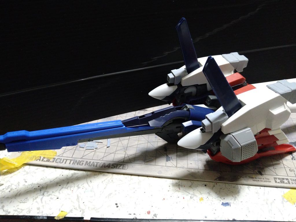 バックパックのフルトドの改造です。シナンジュとセラヴィーの足でミキシングしました。フルトドの接続部はそのままので、他のTRシリーズにもつけれるように