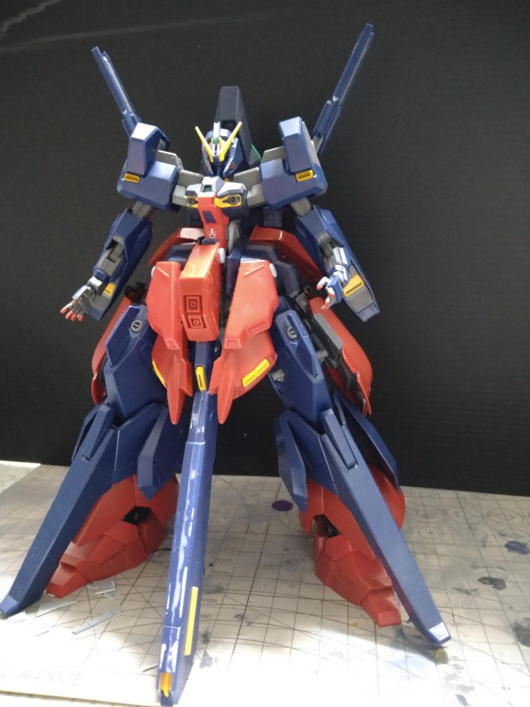 下半身のミキシングです。フロントアーマーを切って、他のフロントアーマーを移植しました。ハイゼンスレイの足を前方向に角度変えたらいい感じに雰囲気変えれました。元々のハイゼンスレイの足の接続部を切り離し、サザビーの足関節に接続し直してます。