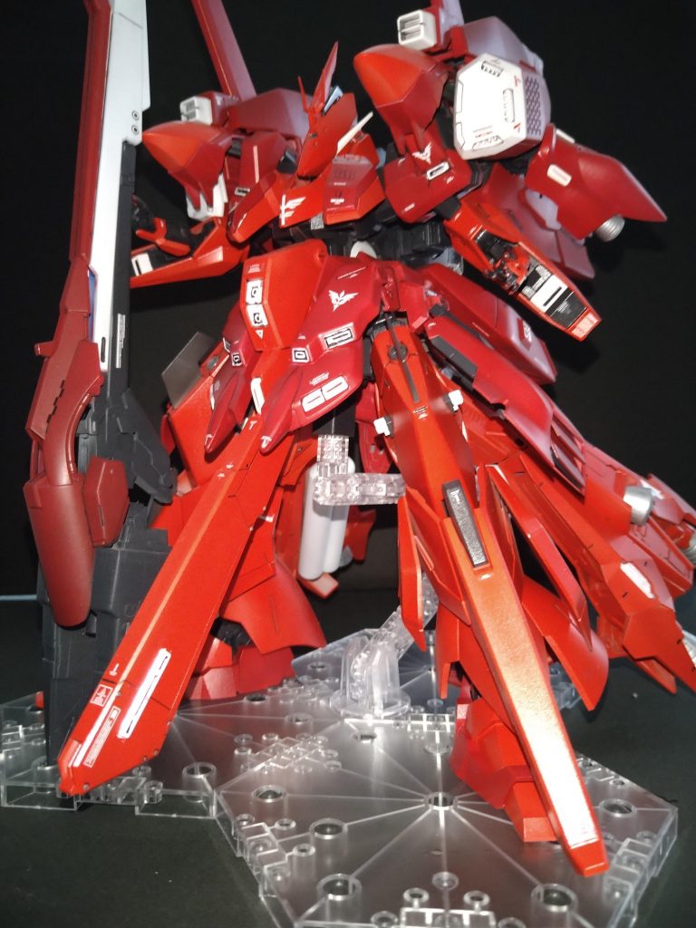 フロントショットです。できるだけハイゼンスレイの意匠を残しながらサザビー+ジオ+リハイゼで割ったシルエットイメージになるようにミキシングしました。肩部はズサイメージでフルトドを改造しました。武器は、基部をコンポジットシールドブースターにシナンジュのライフル、Zガンダムのハイメガランチャー、あと手持ちのジャンクパーツで作りました。