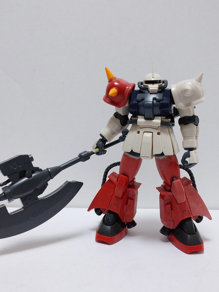 パーツを組み換えただけの状態だとなんだか足が短く感じたので太もも延長して付け根の位置をずらしました。