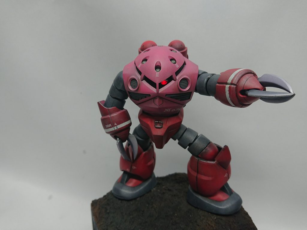 モノアイの配線は腹部に、スイッチはバックパックにあります。