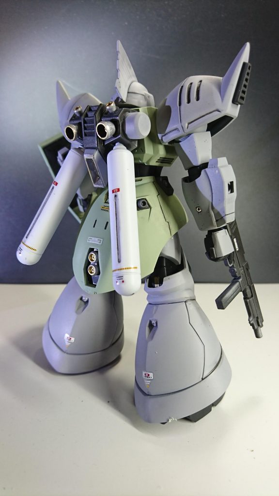 プロペラントタンクは、ホワイトに必ず塗りたい人なのでホワイトにて缶スプレー、余り物のガンダムデカールで貼りました。