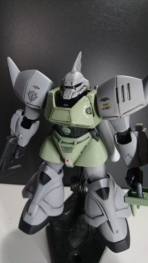 モノアイはいつものビームサーベルを輪切りにして差し込んでます。あまり目立たないですが、胸部と腕部にピンバイスで穴を開け100均メッキビーズを埋め込み貧乏ディテールアップ。