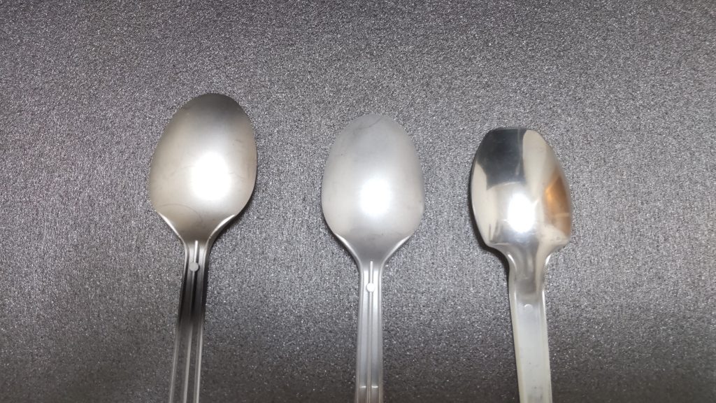 塗装テストピース（１００均ぷらスプーン）右から、塗装直吹き、グレーサフ＋塗装、黒サフ＋塗装事前のネットでも調べた通り、直接塗装が一番輝く
