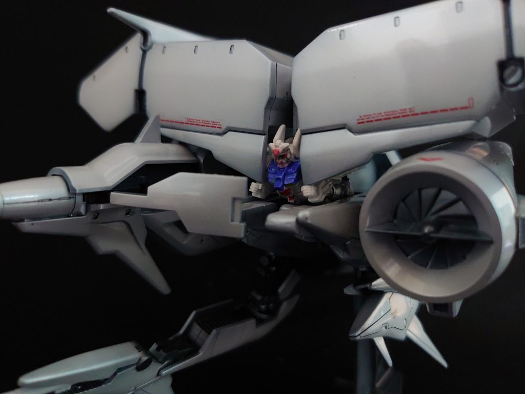 アナハイムから引き渡し(強奪？)された直後のイメージ。ある意味新車の納車後です。ここで終わっても良いかなと思って黒背景で撮りました。仮組からここまでの工程は表面処理→スジ彫り→表面処理→黒塗装→白よりのグレーでほんのりグラデーション塗装→スミ入れ→MGパール＋クリアーでパール塗装→グレー、赤など細かいところの塗装→デカール貼り→クリアーでコートやった意味があったのかというところもありますが、真面目にやってみたつもりです。大きいところは水性ホビーカラーをエアブラシで、細かいところはタミヤのエナメル塗料であれこれしてます。デカールについては0083汎用のものや市販のものをいくつか利用してます。 