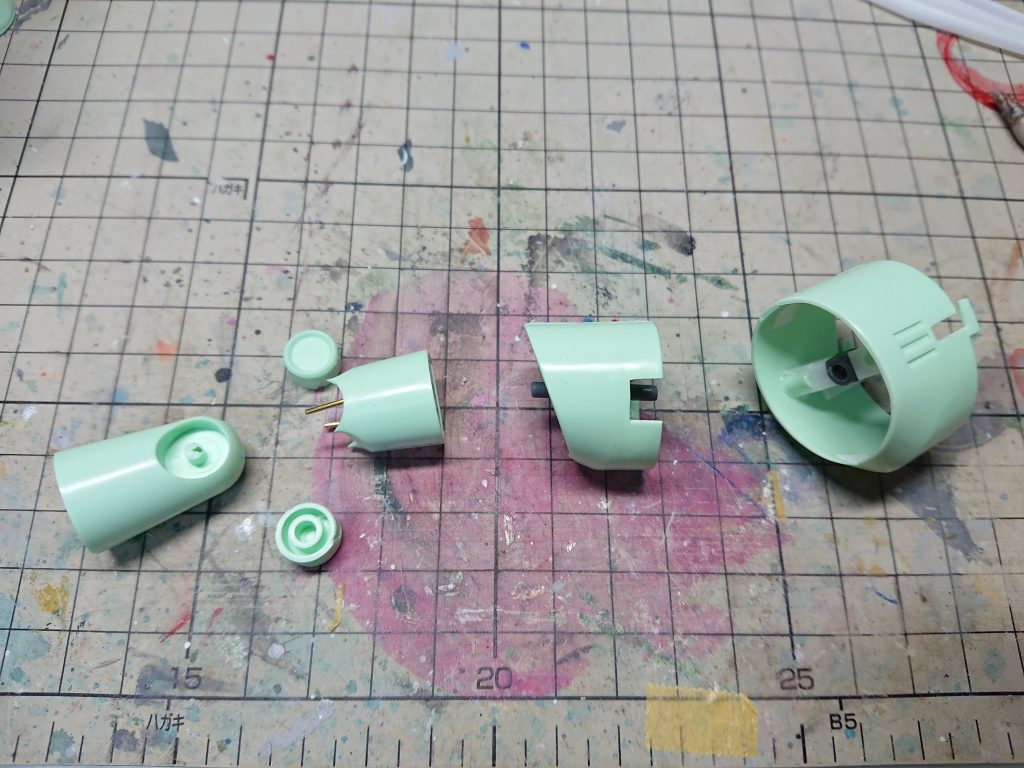 腕は全部挟んだパーツを挟む構造になっていたので、塗装の便のためにポリキャップなどで後ハメ化しています。