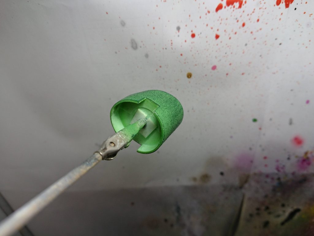 塗装中のキュウリもといゾックの腕です。色合いがキュウリとして完璧。