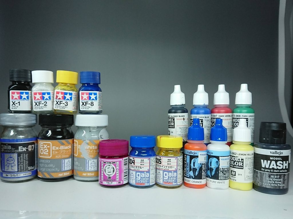 使用した塗料一覧です。ファレホはメガ粒子砲のピンクとモノアイスリットの黒、短冊に使いました。