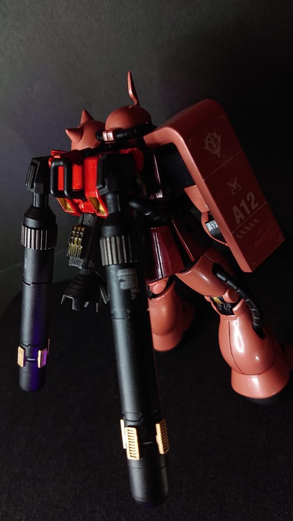 バックショットです。プロペラントタンクは最初はどうかなーと思っていましたが、サンダーボルトにプロペラントタンク付きのザクがいることを確認後、しっくりくるようになりました😁