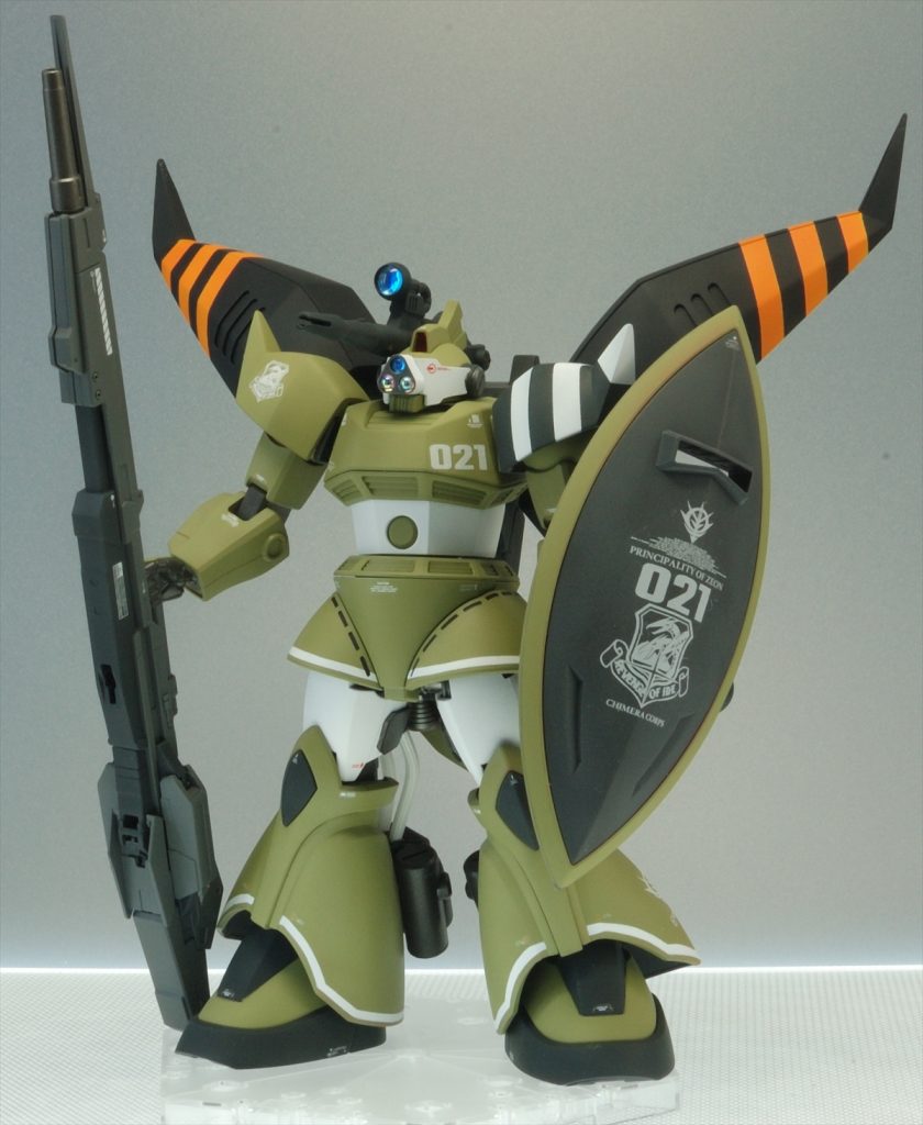 設定ではオレンジ色のナンバリングを左肩にしているのですが、オレンジ色のデカールを自作できないのと、同時に作成していたキュアノスとのフォーマットをそろえるのにあえてキュアノスと同様に胸部にナンバリングしました。