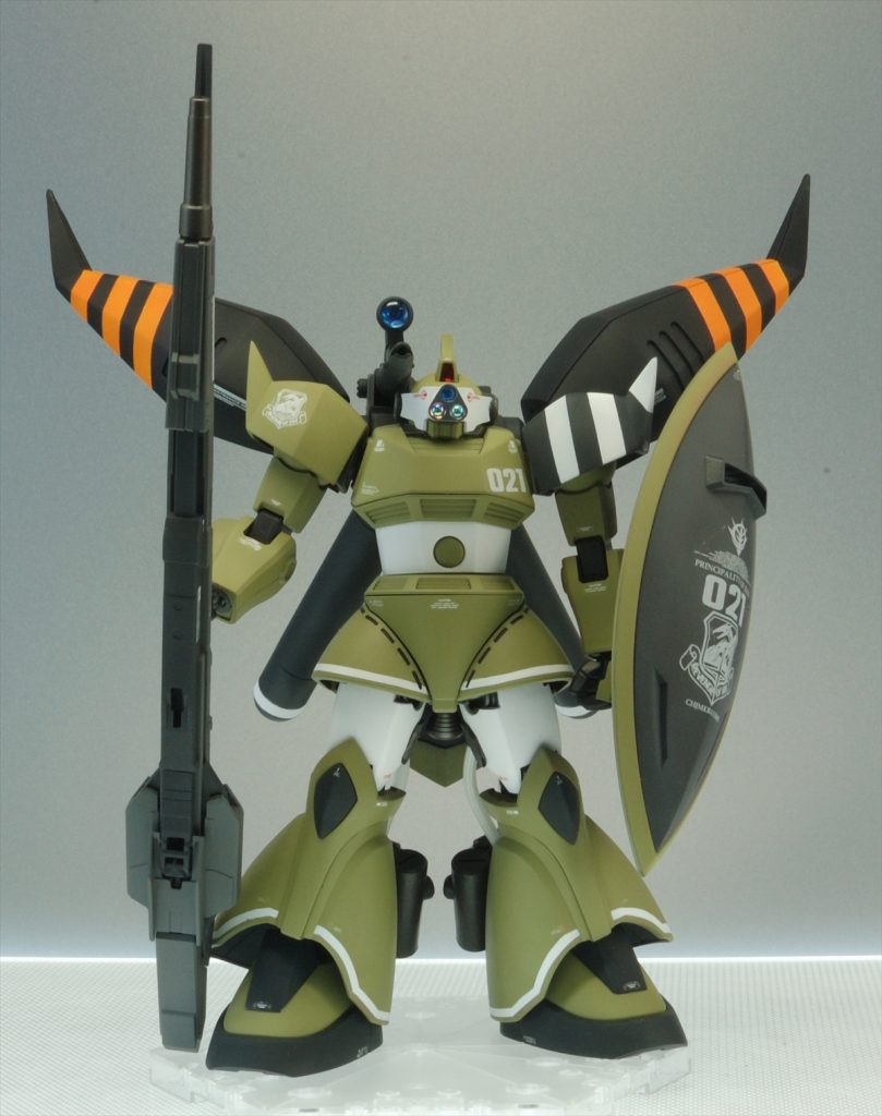 ゼータのメガランチャーはシステムウェポンより。股関節軸をキュアノスと同様にずらしております。