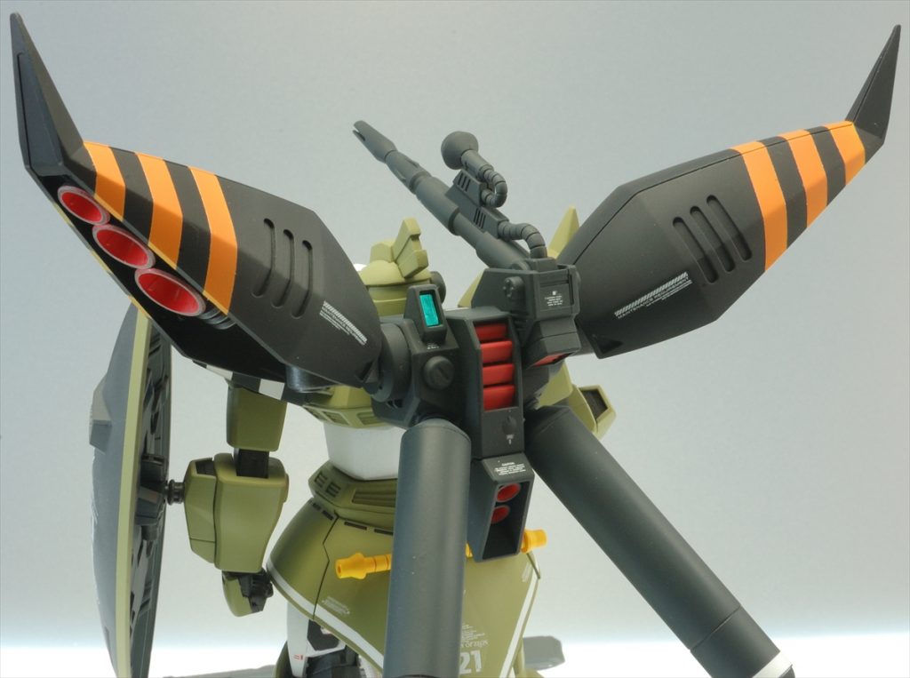 設定ではビームライフルがキャノンのようにマウントされているっぽいのですが、ここは思い切ってキャノンパックの砲身を基部ごと移植してます。