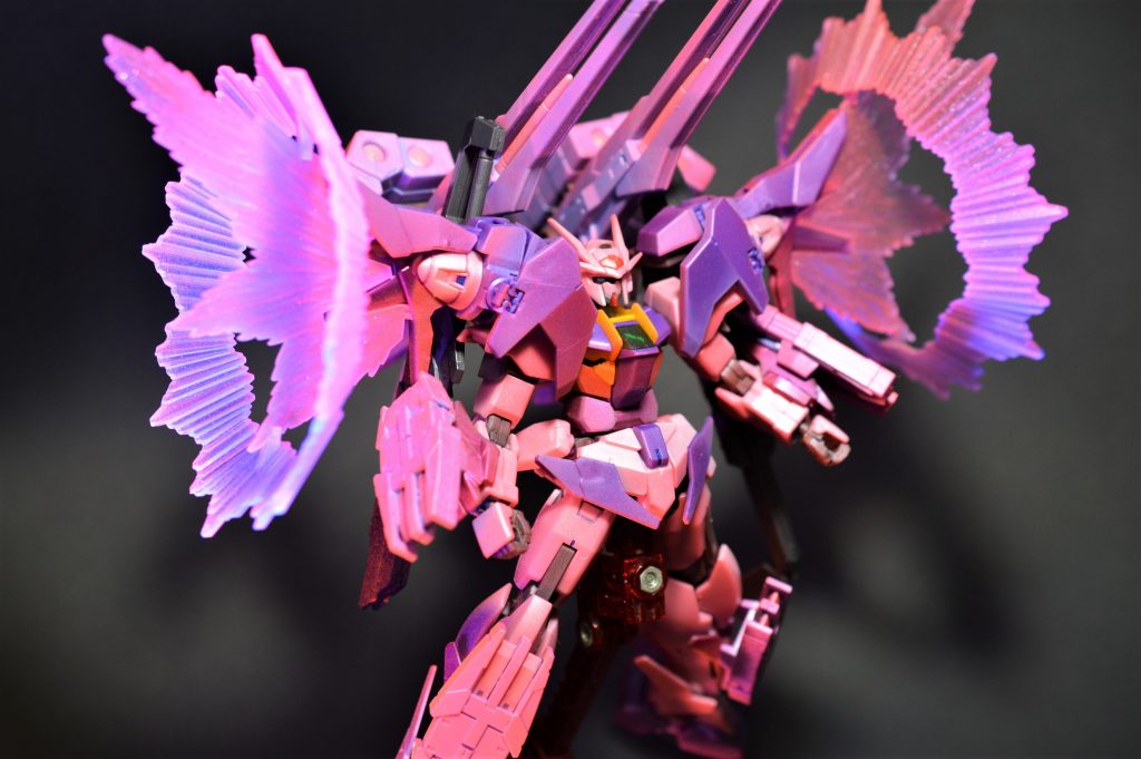 工作面はブレードアンテナやバスターソードの先端をシャープ化したくらいです。同じダブルオースカイのハイヤーザンスカイフェイズも以前パチ組していたので、エフェクトパーツを塗って取り付けました。その他、スミ入れしたりごく一部をメタリックグリーンで筆塗りしたりしました。