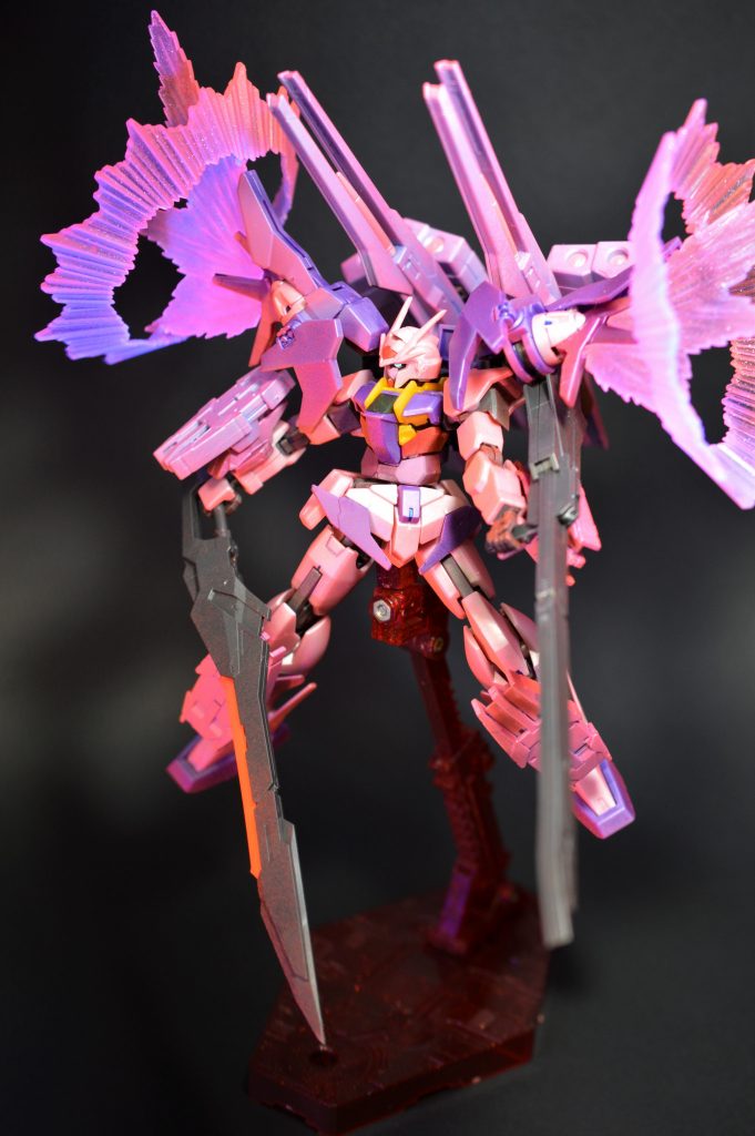 フル装備だとなかなかのボリューム感です。アニメだと背面の大型ミサイルポッドはすぐ破壊されてしまいましたが💦