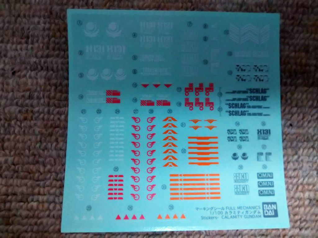 テフロンシール。これは作業がやりやすい。一部水転写デカールも追加で貼りました。