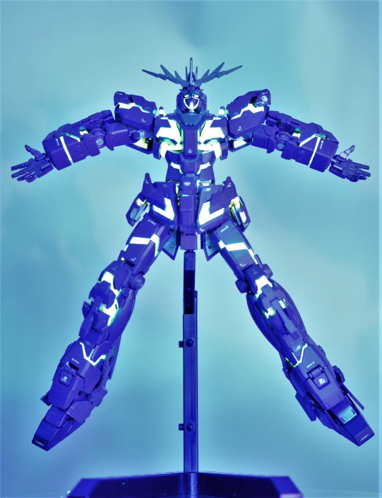 最後はやっぱりサイコフィールドのあのシーンのポーズで。こちらはブラックライトを当てているのでバッキバキに光ります。