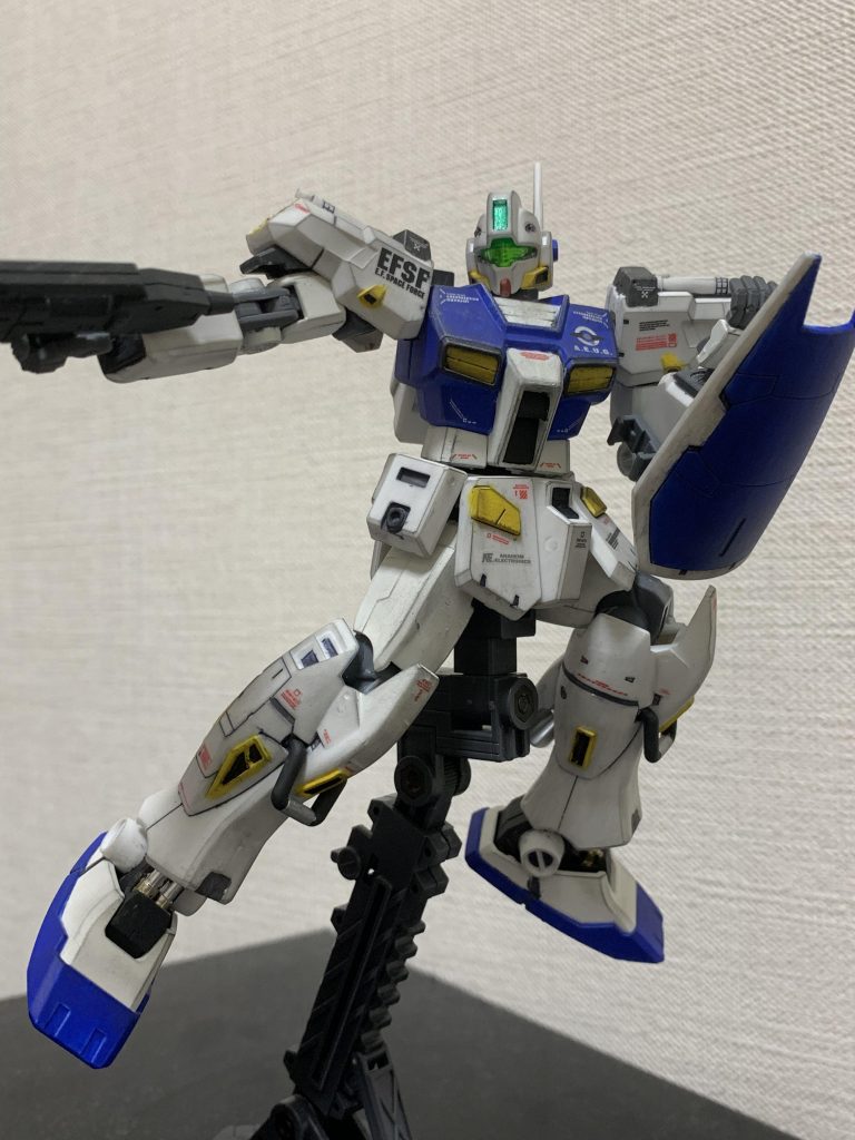 説明書通り組んでから筆塗り全塗装。肩と脹脛の塗り分けは技術的に出来なかったのでそのまま白で。今後の課題とします。