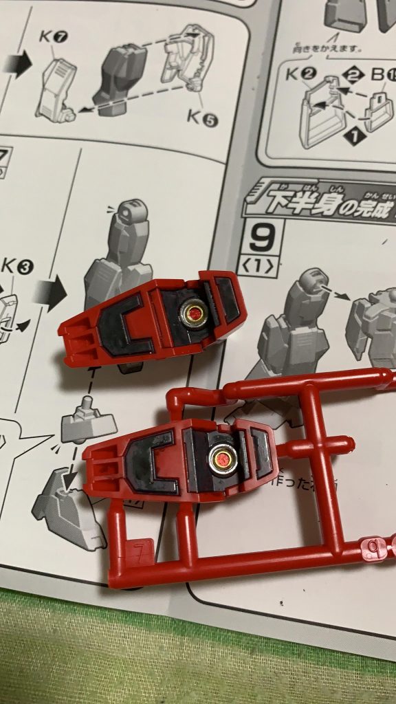 持ちやすさを考えてランナーから切り出す前に筆を使ったりしながらガンダムマーカーをつかってぬっていました。