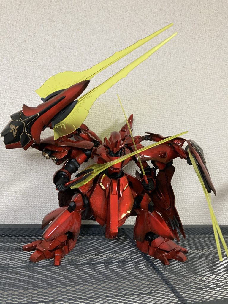 近接武器として、ビームトマホーク、ビームサーベルそしてサブアームによるビームアックスサブアームはシナンジュのシールドにキマリスヴィダールのサブアームを2セット使い作成外装はシナンジュの足とスラスターなどを使用ビルダーズパーツのスラスターも付けてます↓の画像