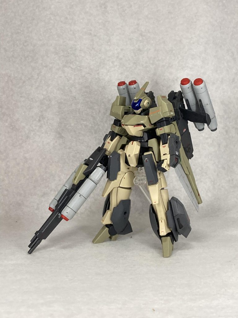 腕、足、背面の3点に追加装備をつけたアップグレードパーツをつけたクランシェ対艦隊戦を目的とした装備のため大型ミサイルも装備改造のモチーフにはマクロスプラスのYF-19(スーパーパーツ付)を参考にして改造