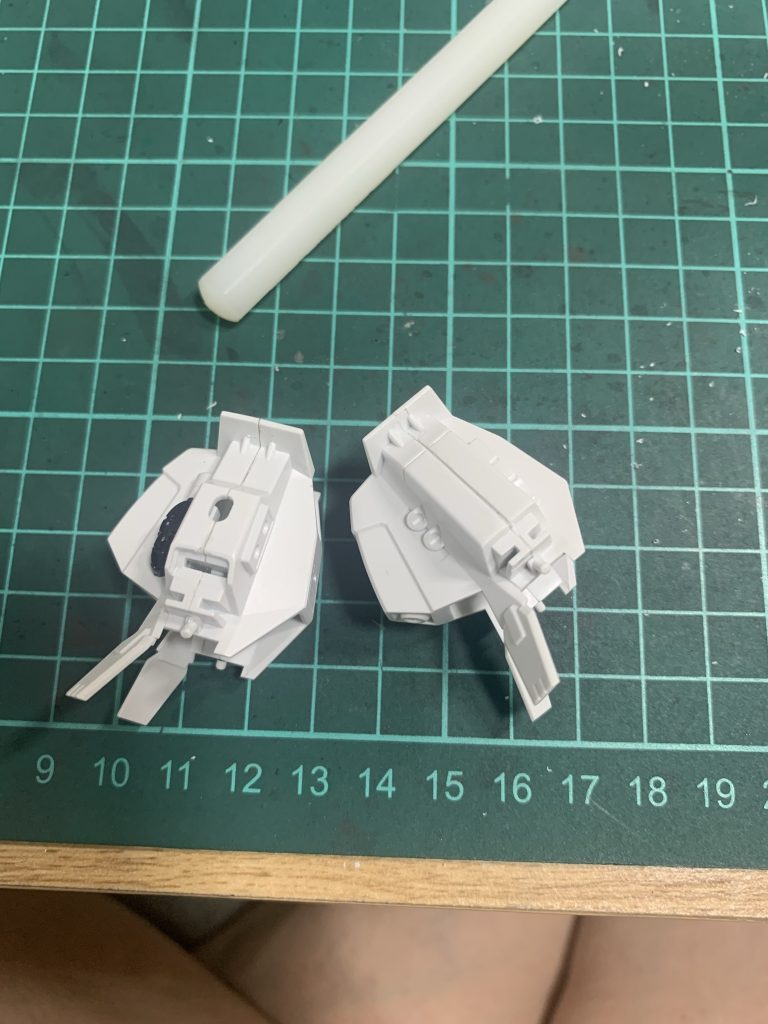 脚部の合わせ目は、面倒に感じたので段落ちモールド化にしました。