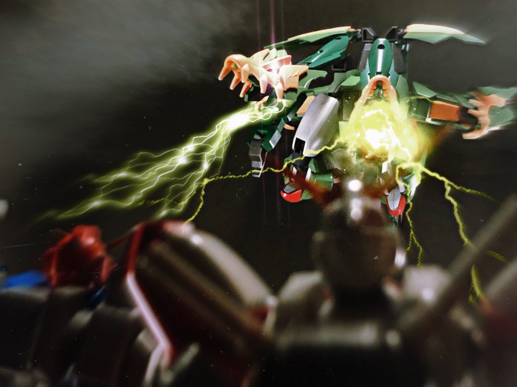 第三章 双竜雷斬 (第一章と第二章はエクスペリエンスガンダムとガンダムマックスターボのページに掲載しています!是非!) 東の都へと向かった連合軍マックスターボ隊の一行。東の都の中は現状被害は無く、毎回都の入り口の門で被害は抑えられている。いつからか東の都に脅威が迫る時、二つの頭を持つ竜が現れ敵に雷撃を食らわすと噂がたつようになっていた。門へ着いた一行に突如雷撃が走り、噂の竜が現れる。雷撃はマックスターボとエクスペリエンスを避け後方に隠れていた一つ目のMSへと直撃し爆散。マックスターボ隊は力を合わせ一つ目軍団と戦闘を開始した。戦いの最中、竜はガンダムへと姿を変え、変幻自在の攻撃を繰り出す。その後三体のガンダム達とマックスターボ隊のMSにより敵は倒された。一行は都へ入り物資の補給、そして次なる目的地である西の都へ向かう事を決め、ガンダム双竜も仲間に加わる事となった。第四章へ続く。