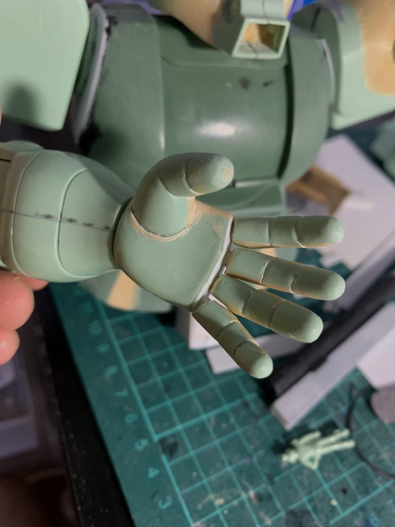 左手に平手が付いてきますが、造形があまりにあれだったんで、指を全部切り離してパテで作り直し表情付けしました。一番楽しい作業だったかも。手首の造形やってみたかったけれど小さいのでは自信なくて、今回1/60だから試せたところはあります。