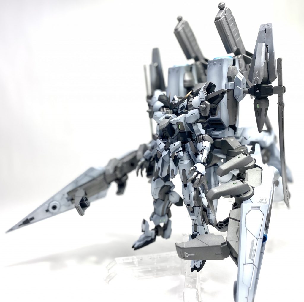 バルバトスをベースに脚はRGダブルオー。胸、腰のベースはAGEIIマグナムSVver.。手はギラギラーガでミキシングしています。