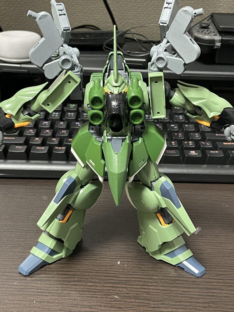 肩関節の改造。向かって左がキットの状態。どうしても不自然に感じました。