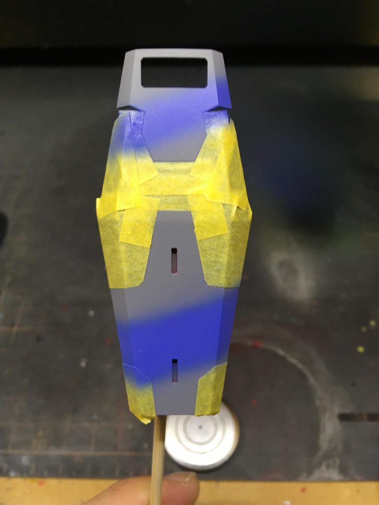 グラデ1色目をシールドに吹いた所です！