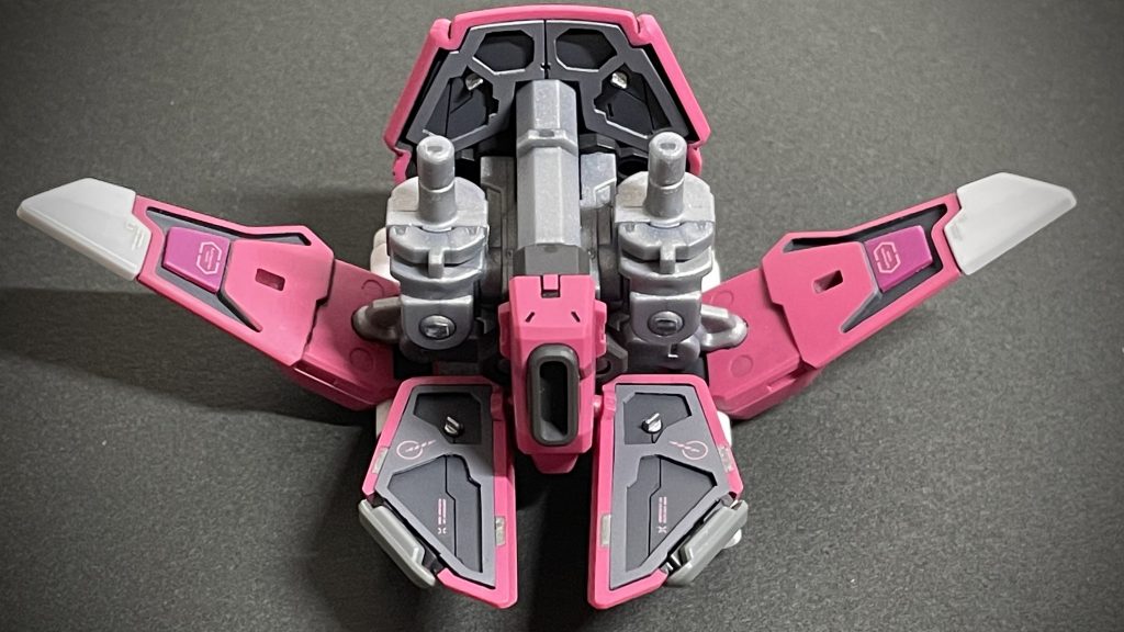 その他のディティールアップは各所にスジ彫りし、太めのところには緑のフィニッシュシートを貼ったホイルシールを張り込んでいます。部分塗装はバーニアはブレードシルバー(G)シールドのクローはフレームメタリック2(G)スカート裏などはメカサフのヘビーとスーパーヘビーその他、全体の細かい金銀は4アーティストマーカーのシルバーとゴールド成型色はスーパースムースクリヤーで仕上げました!