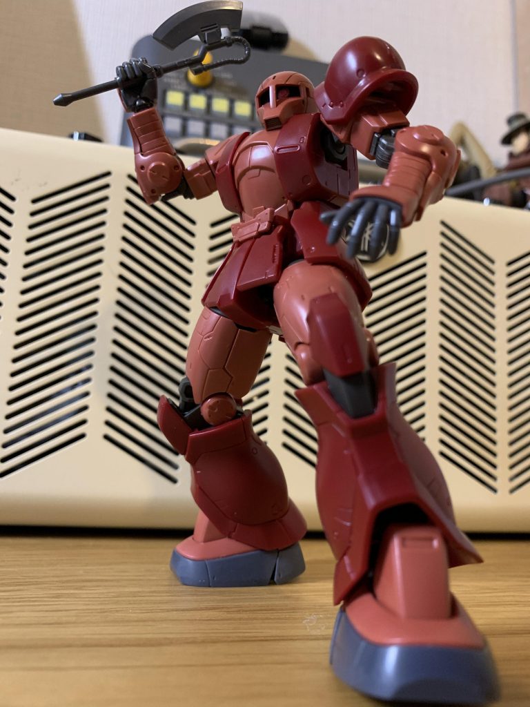 パチ組。モノアイだけドリルで穴を開けて Oボルトを貼り付けてピンクに塗ってみました。