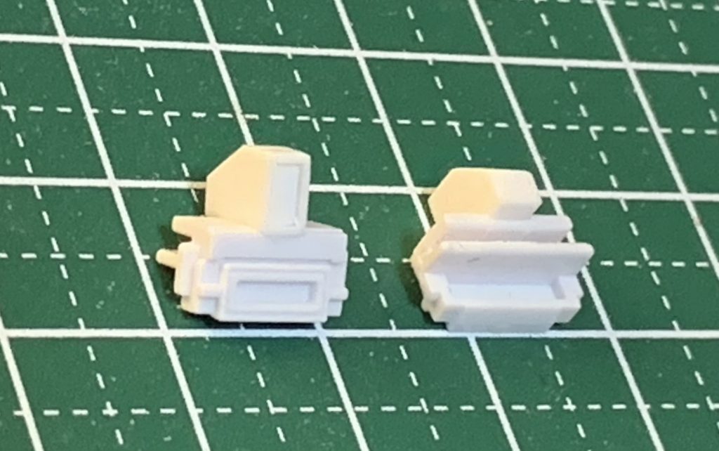 肩部スラスタープラ板の箱組から作成。差し替えで前期型や中期型のパーツと交換が可能。こちらも最初に考えていたより少し大きめになってしまった。