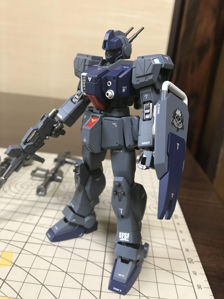 標準装備になります。盾のエンブレムのデカールが販売されていないので、仕方無く付属のシールを貼りました。プレバン品なので一般でデカール販売してしなさそう。バンダイさん、販売して下さい。（ ;  ; ）