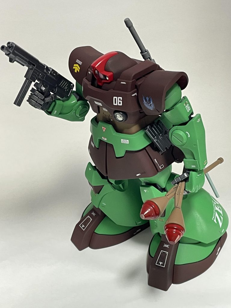 MGドムはトローペンの武器が豊富についていたので、闇夜のフェンリル隊仕様にしようと考えました。改造技術があれば肩もフュンフ仕様にしたかったですがさすがにそれは自分には荷が重過ぎました。